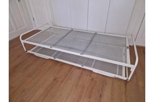 Stalen bed met onderschuifbed